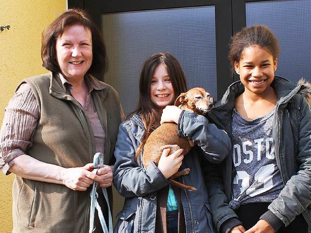 Tieramtsleiterin Christine Hrth mit ZIschup-Reporterinnen Kathrin und Salimata   | Foto: privat