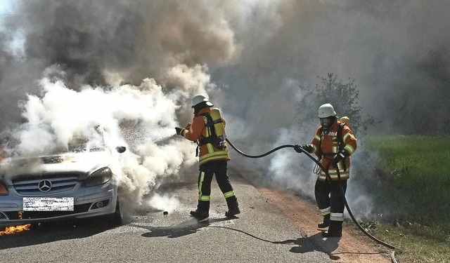 Schnell gelscht hatte die Bahlinger Feuerwehr das brennende Auto.   | Foto: Feuerwehr Bahlingen