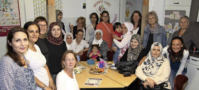 Melanie Ebert (vorne, sitzend) ist bei...s im Frauencafe die Ansprechpartnerin.  | Foto: Gerda Oswald