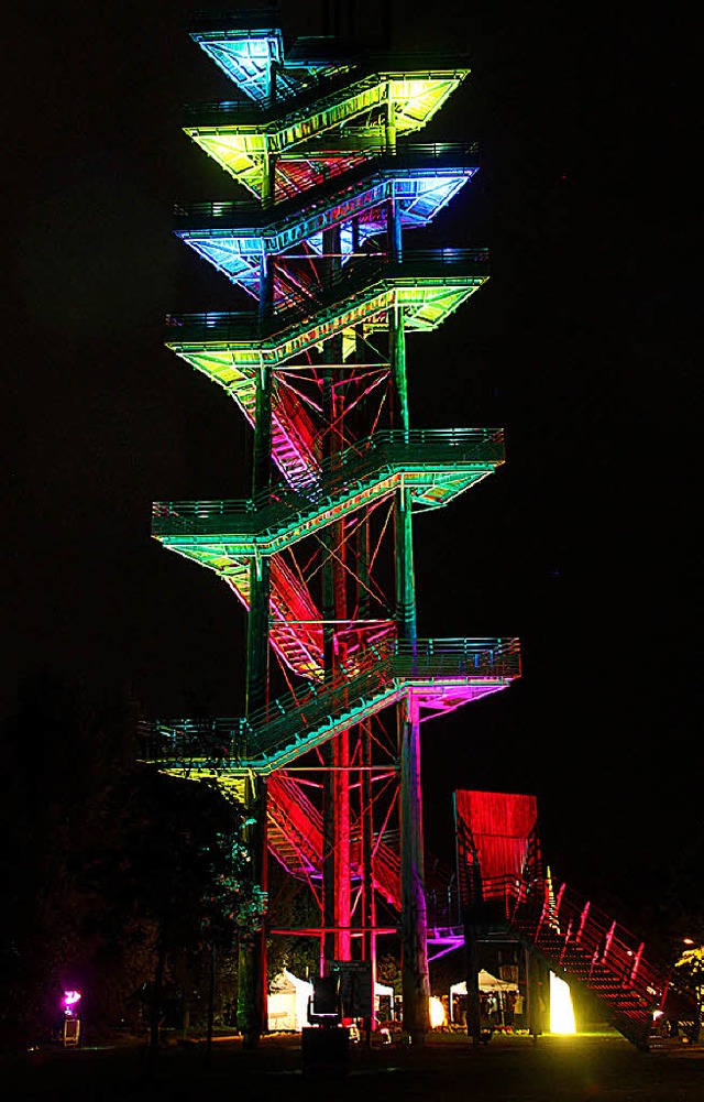 Der farbig beleuchtete Weitannenturm begrenzt die Festmeile im Sden.   | Foto: Veranstalter