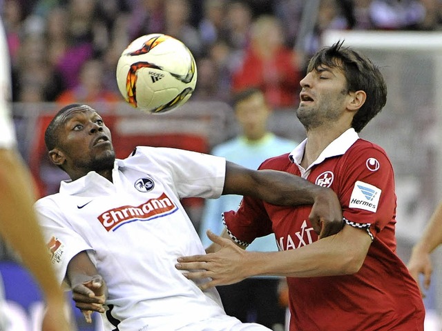 SC-Spieler Karim Gud (links) nimmt i...us Karl  schliet derweil die Augen.    | Foto: Achim Keller