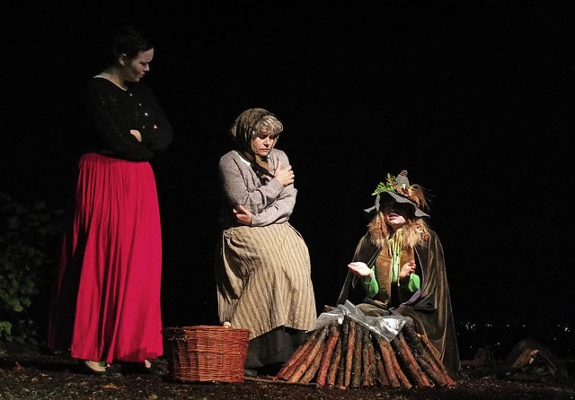 Lydia Mller als Lisbeth, Yvonne Traut..., und  das Glasmnnlein (Jana Bhler)   | Foto: David-Wenk