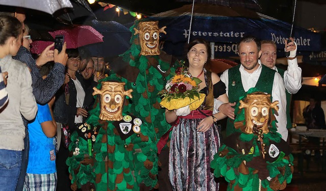 Die neue Weinknigin Hanna Schneiderch...winkler,  auf den Festplatz geleitet.   | Foto: sandra decoux-kone