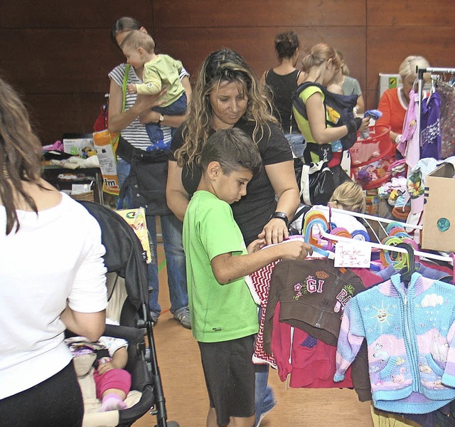 Groer Andrang herrschte beim Kinderflohmarkt am Samstag in der Rmerhalle.  | Foto: Helmut Hassler