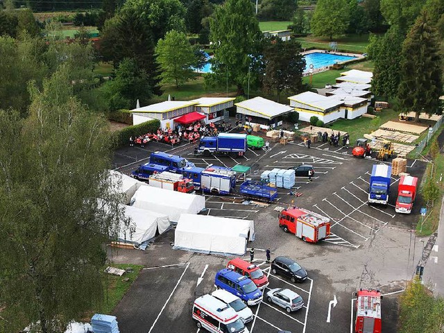 Bild von den Aufbauarbeiten: Nur fnf ...tztlich die Erstellung der Unterkunft.  | Foto: Hans-Jrgen Hege