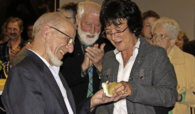 Eine symboltrchtige Kermaikschnecke b...erger. Spiritual Seifried applaudiert.  | Foto: Model