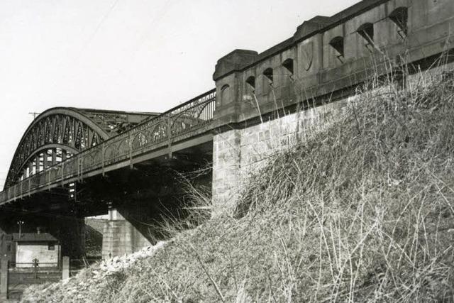 Die Kaiserstuhlbrcke in Brhl ist ein Hingucker - obwohl es sich schon lange nicht mehr um das Original handelt