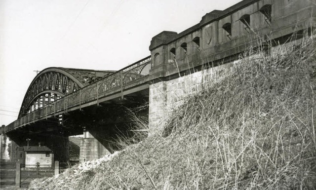 Die Kaiserstuhlbrcke ber die Bahn be... auf einem um 1930 entstandenen Foto.   | Foto: Stadtarchiv Freiburg