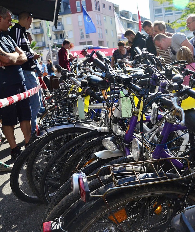 Prfende Blicke werfen die Interessier... Versteigerung angebotenen Fahrrder.   | Foto: Martina Proprenter