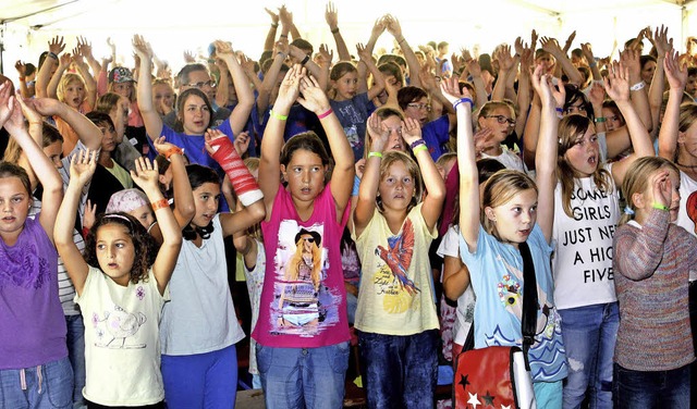 Hnde in die Hhe:  Wie schon die Tage...m Ende beim Abschlussfest ihren Spa.   | Foto: H. Fabry