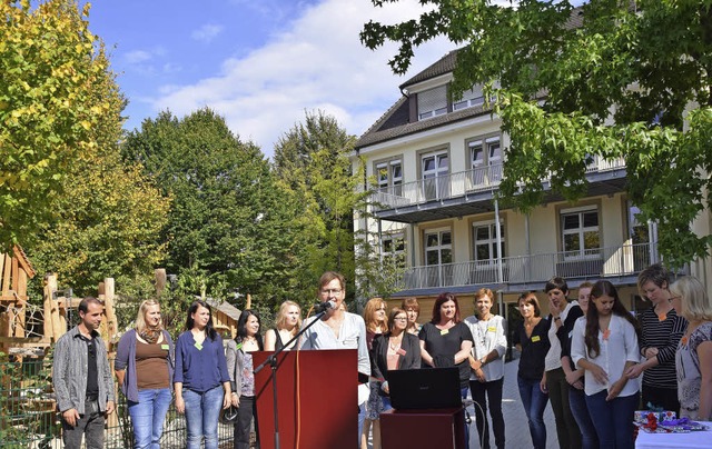 Die Hebelschule ist jetzt Kindergarten...stellt bei der Erffnung ihr Team vor.  | Foto: Sarah Nltner