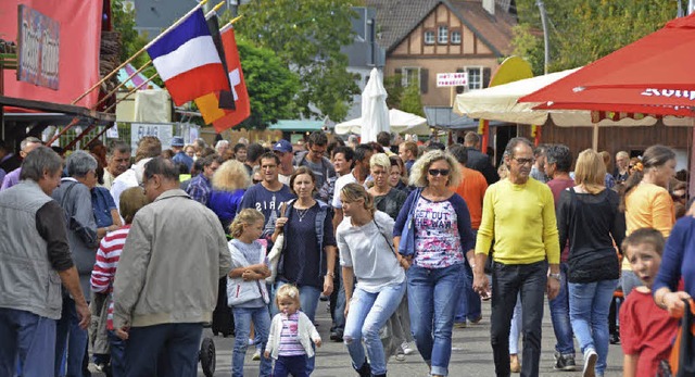 So mgen es die Weiler Festwirte: Die ... drngeln sich durch die Budenstrae.   | Foto: Lauber