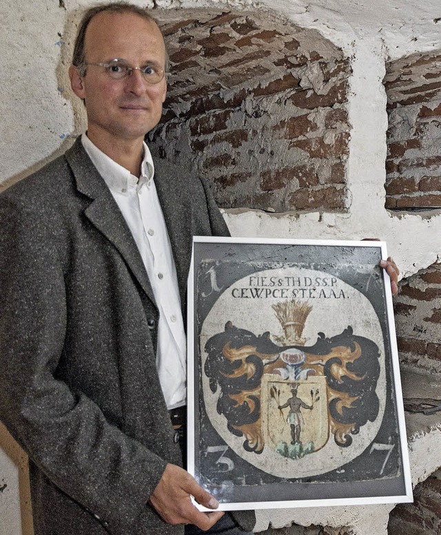 Archologe Andreas Haasis-Berner in der Kirchengruft mit einer Totengedenktafel.  | Foto: Helmut Rothermel