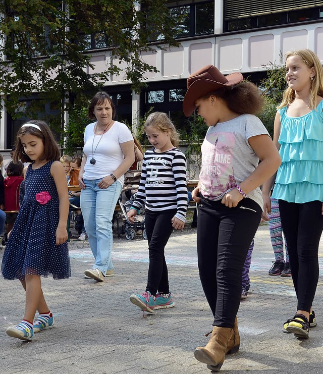 Line Dance mit Rita Schneider (Zweite ...ogramm des Schlerhorts Bunte Arche.    | Foto: Christiane Weishaupt