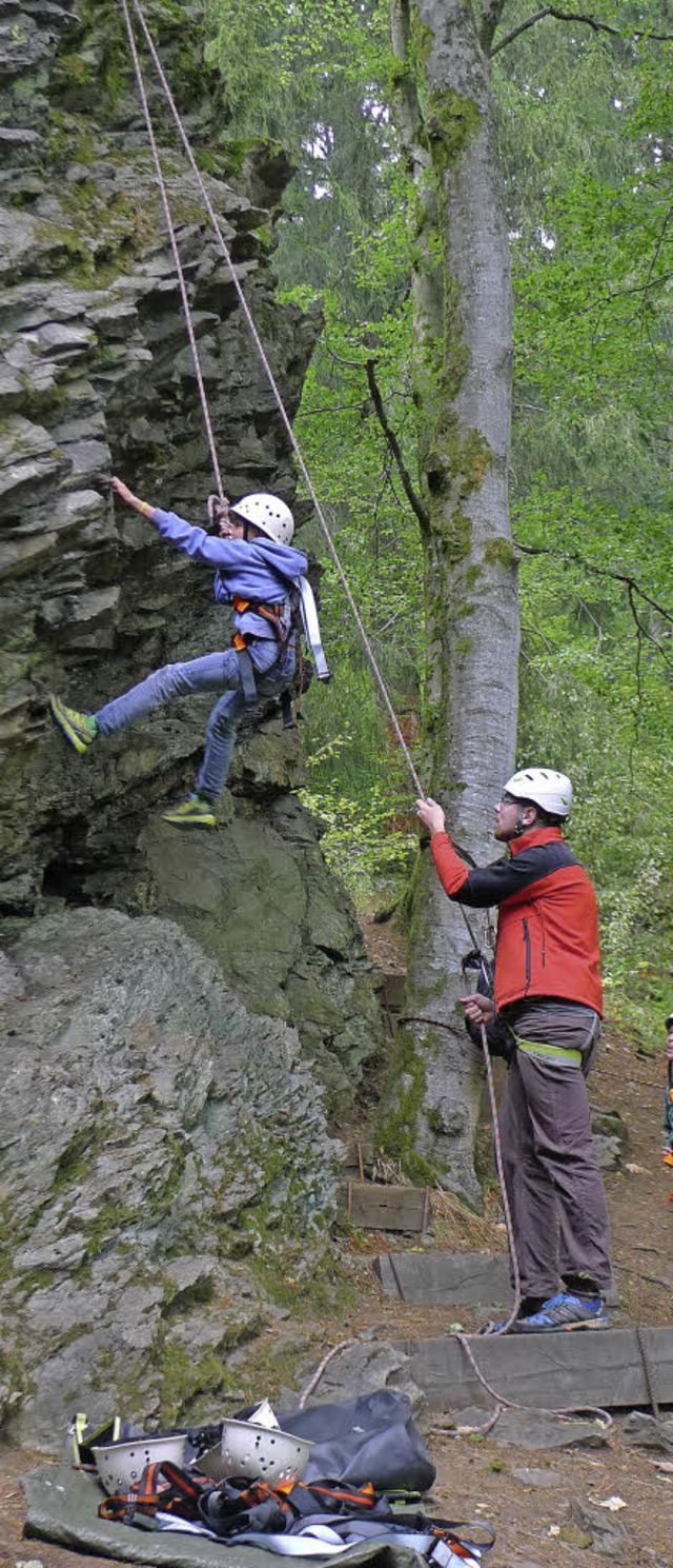 Der Kletterfelsen lockte vor allem die Jngeren.  | Foto: akh