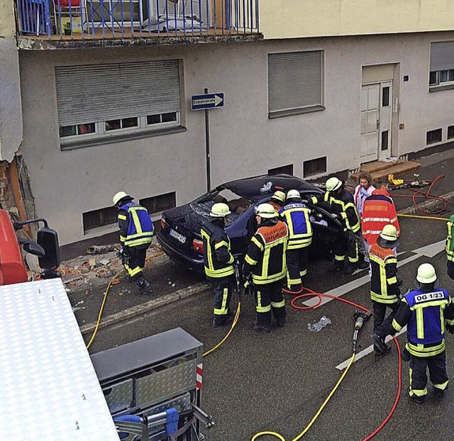 Aus noch unbekannter Ursache krachte d...der Okenstrae gegen eine Huserwand.   | Foto: rab