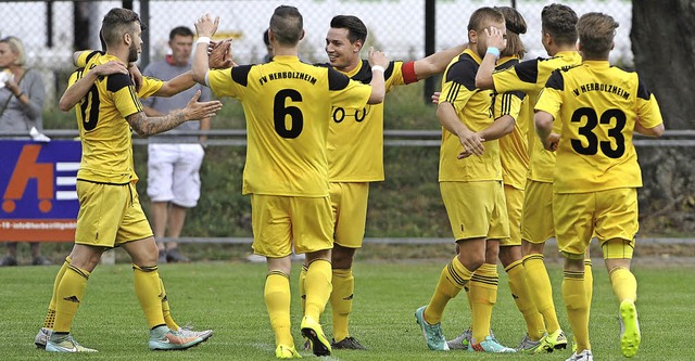 In Partylaune: die Spieler des FV Herbolzheim um Kapitn Christian Br   | Foto: Achim Keller