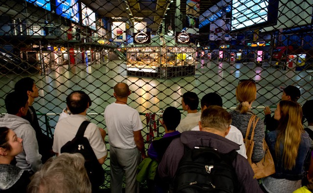Reisende warten am 13.09.2015 vor der ...rde am Abend abgesperrt und evakuiert.  | Foto: dpa