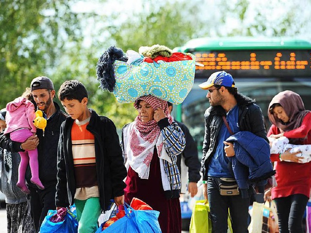 Flchtlinge kommen in einem Zeltlager ...he des Hauptbahnhofs in Mnchen  an.   | Foto: dpa