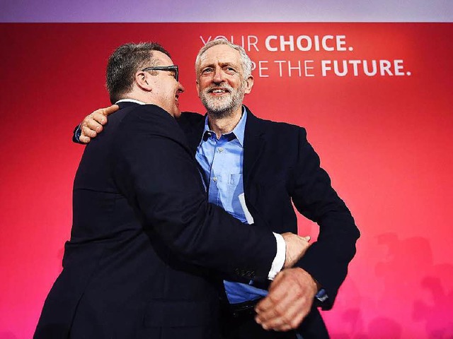 Neue Labour-Spitze: Jeremy Corbyn (rechts) und sein Stellvertreter Tom Watson  | Foto: dpa