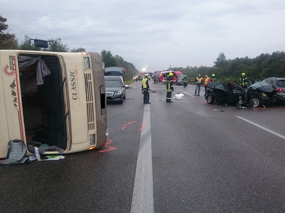 Auf der A5 bei Neuenburg gab es einen schrecklichen Unfall.  | Foto: Martin Ganz / kamera24.tv