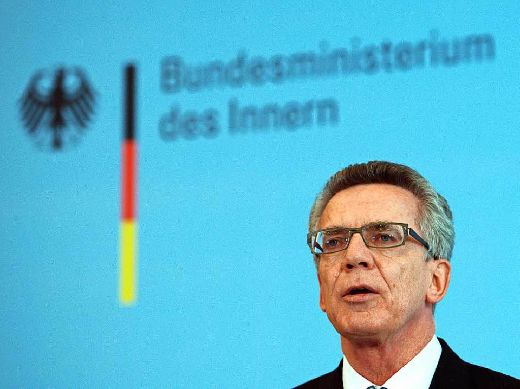 Am Sonntag verkndete Bundesinnenminister Thomas de Maiziere (CDU) gegenber Journalisten, dass Grenzkontrollen wieder eingefhrt werden.