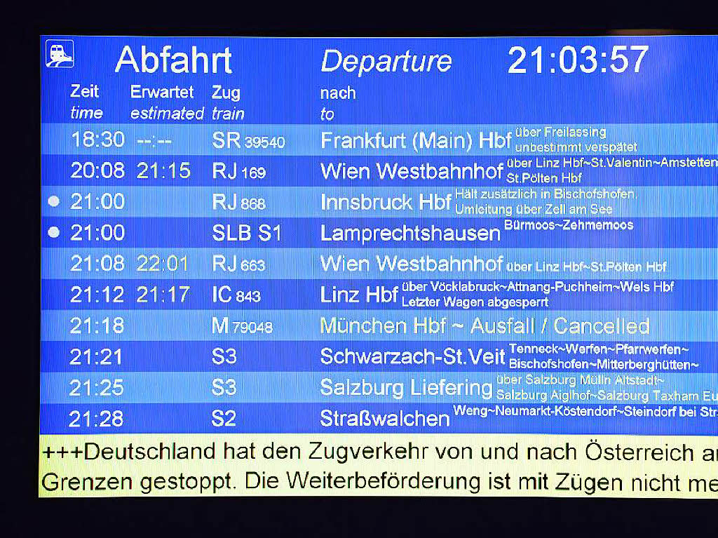 Der Zugverkehr von sterreich nach Deutschland wurde bis Montag sieben Uhr gestoppt. Die Strecke Salzburg-Mnchen war wegen Personen auf den Gleisen  gesperrt.