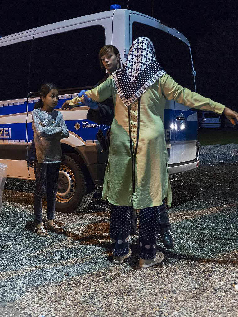 Eine syrische Frau und ihre Tochter werden an der deutsch-sterreichischen Grenze kontrolliert.