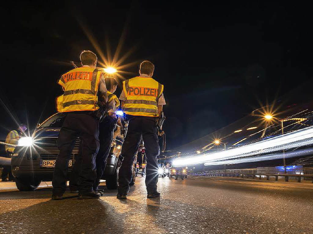 Bei Grenzkontrollen an der Grenze zwischen Deutschland und sterreich bei Freilassing  wurden seit Sonntagabend mehrere syrische Flchtlinge und ein italienischer Schleuser festgenommen.