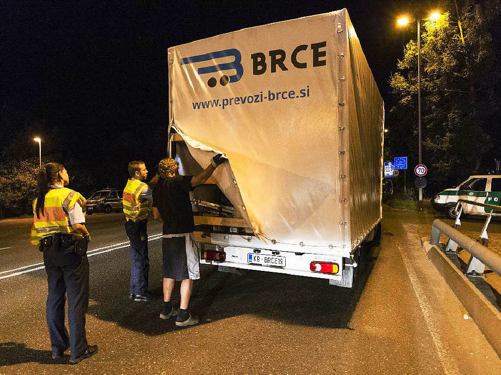 Beamte der Bundespolizei kontrollieren einen aus Slowenien stammenden Laster an der deutsch-sterreichischen Grenze.