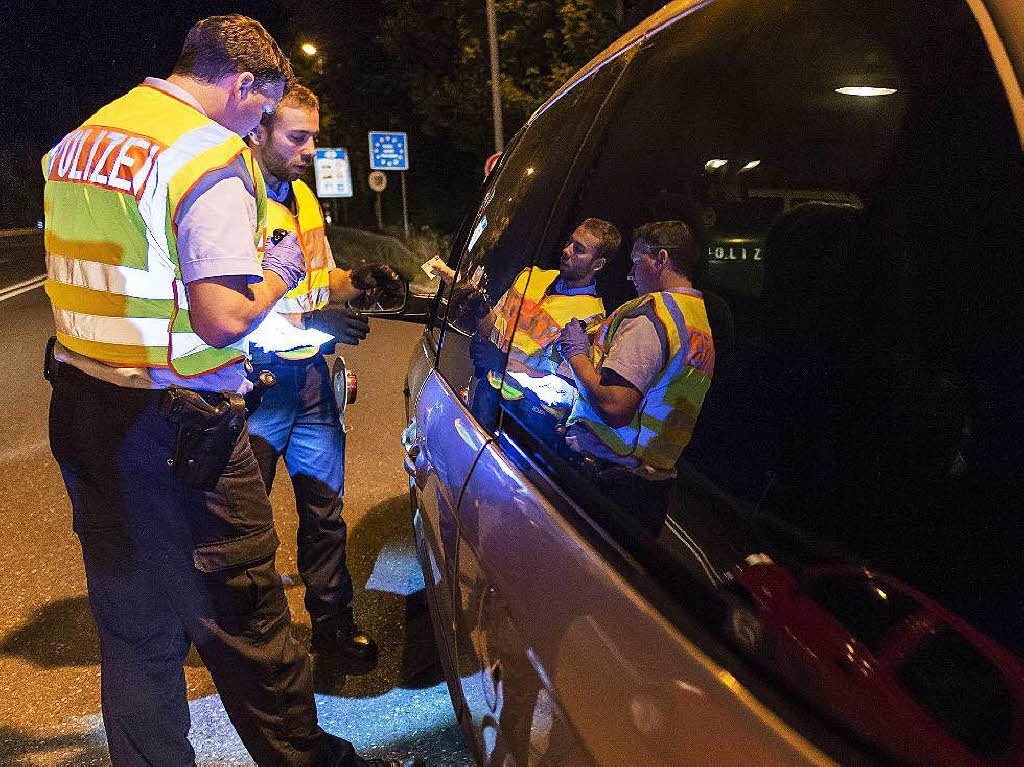 Ein Auto aus Ungarn wird von der Polizei beim Grenzbergang Freilassing kontrolliert.