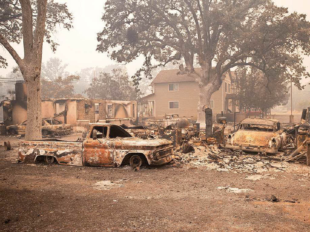 Rund 400 Huser sind abgebrannt, mehrere Ortschaften mussten evakuiert werden, ein Mann ist gestorben. Die anhaltende Trockenheit und starke Winde begnstigen die Brnde.