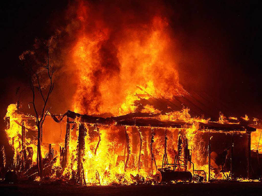Rund 400 Huser sind abgebrannt, mehrere Ortschaften mussten evakuiert werden, ein Mann ist gestorben. Die anhaltende Trockenheit und starke Winde begnstigen die Brnde.
