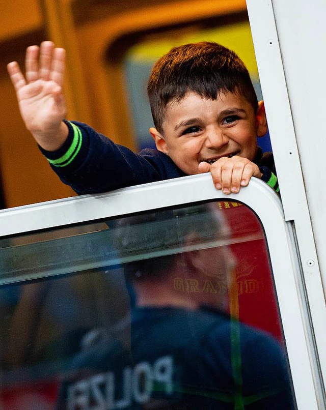 Ein Junge freut sich ber die Ankunft ...  Erstaufnahmestellen  bringen sollen.  | Foto: dpa