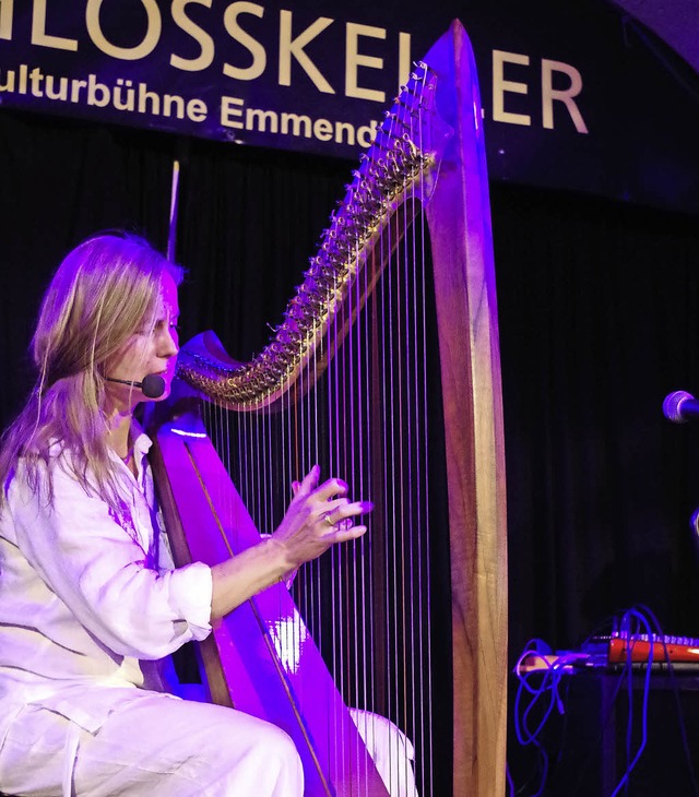 Sanne Liedtke entfhrt den Konzertbesu...mit ihren Liedern in eine andere Welt.  | Foto: Bchle