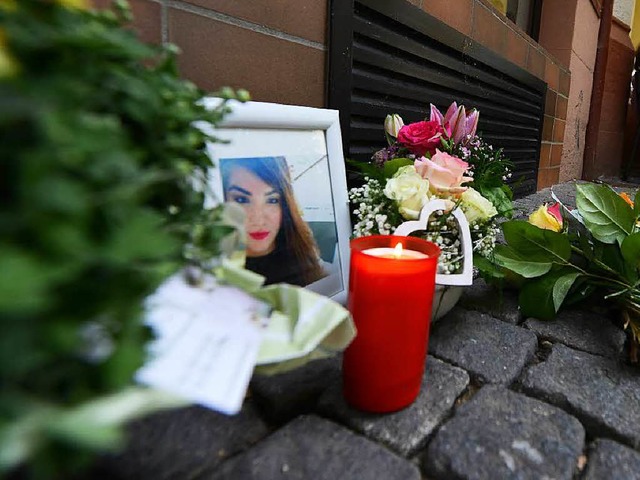 Blumen und Kerzen erinnern vor dem Ges...von ihrem Stiefvater erschossen wurde.  | Foto: Rita Eggstein