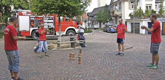 Spiel ohne Grenzen in Riegel: Das Team...sich am &#8222;Tower of Power&#8220;.   | Foto: Helmut Hassler