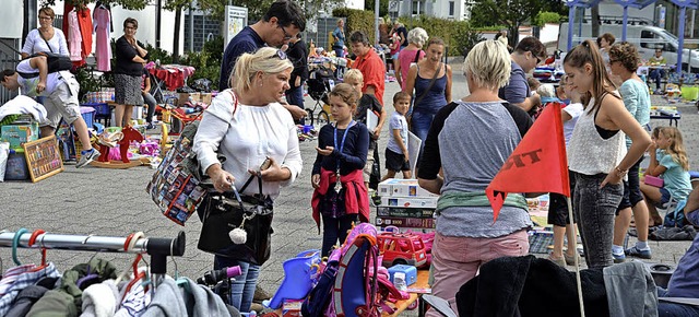 Der Kinderflohmarkt auf dem Rathauspla...chen sind auch die Kleinen ganz gro.   | Foto: Schopferer