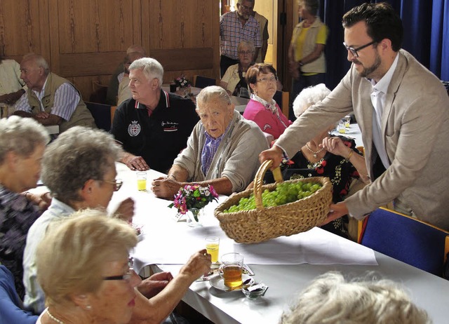 Jean Esser verteilte zur Erffnung der...Traubenkur Gutedeltrauben im Publikum.  | Foto: Jutta Schtz