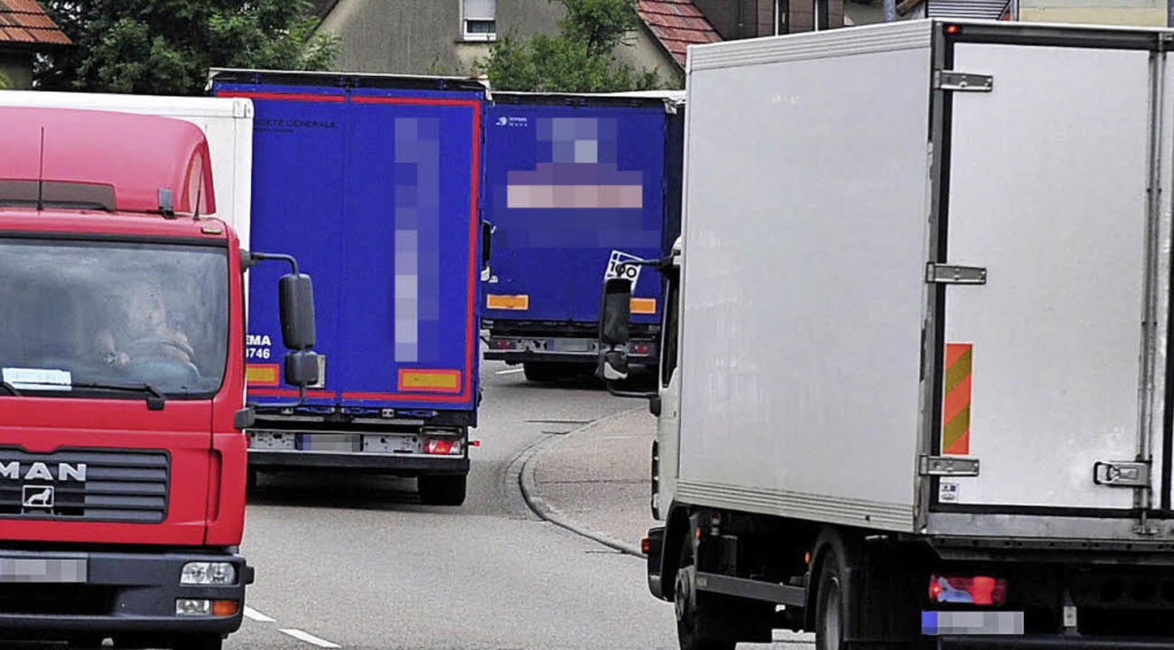 So manchem ein Dorn im Ohr: Lastwagen   | Foto: dpa