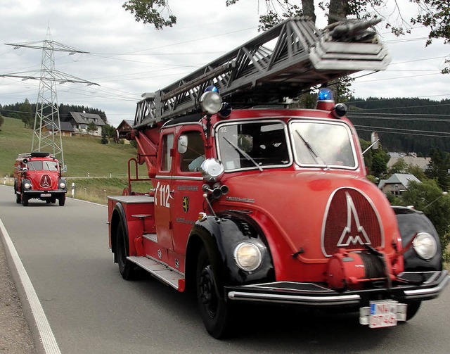 Mit ihren historischen Feuerwehrautos ...e Ausfahrt durch den Hochschwarzwald.   | Foto: Tina Httich