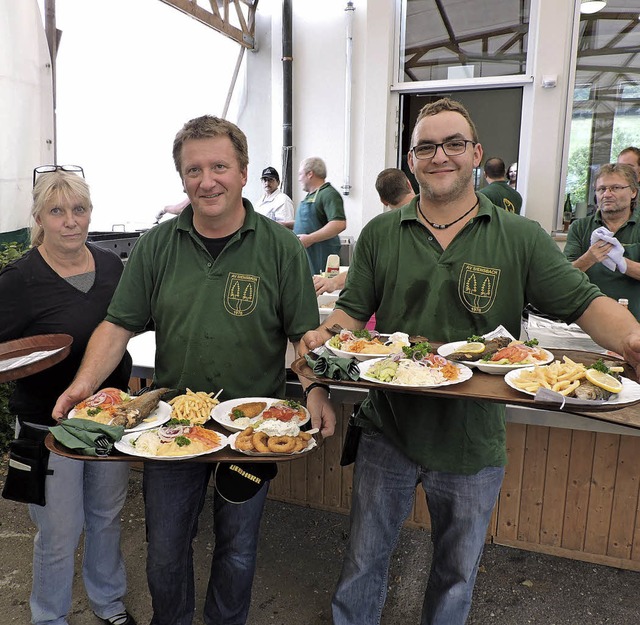 Forelle und Rotbarsch mit Salat waren ...liche zustzliche freiwillige Helfer.   | Foto: timm