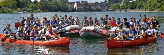 Auf dem Rhein waren die neuen Auszubil...bschluss ihrer ersten Woche unterwegs.  | Foto: Aebi Schmidt