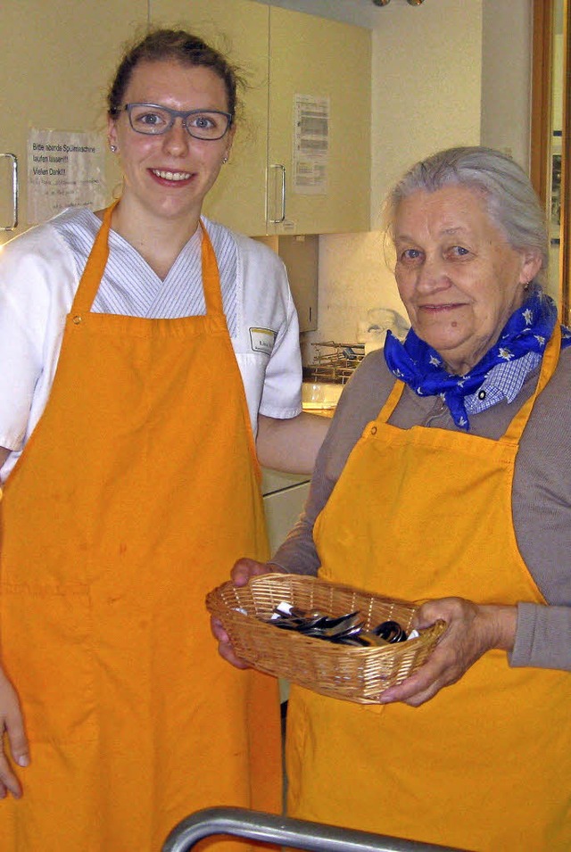 Lisa Meier bindet Senioren in Alltagsaufgaben ein.   | Foto: Eva Weise