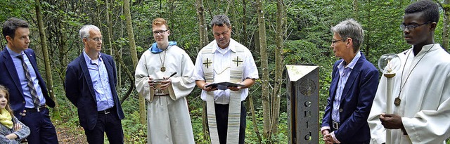 Mit Ministranten-Assistenz weihten Br...n links) den Lebensweg feierlich ein.   | Foto: Gerhard Lck