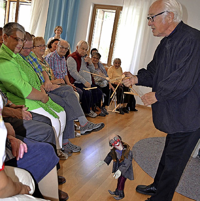 Beim Auftakt trat auch ein Puppenspieler auf.   | Foto: Wieschenkmper