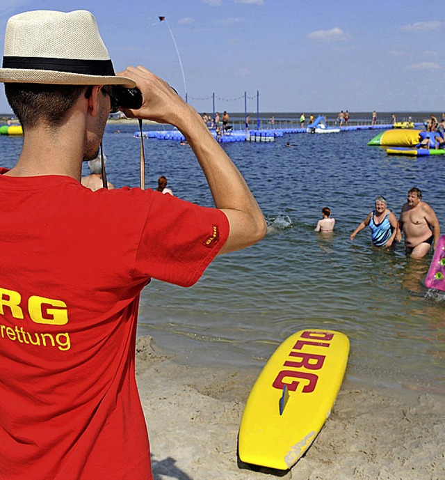 Ein DLRG-Rettungsschwimmer  beobachtet  die Nordseelagune in Butjadingen.   | Foto: DPA