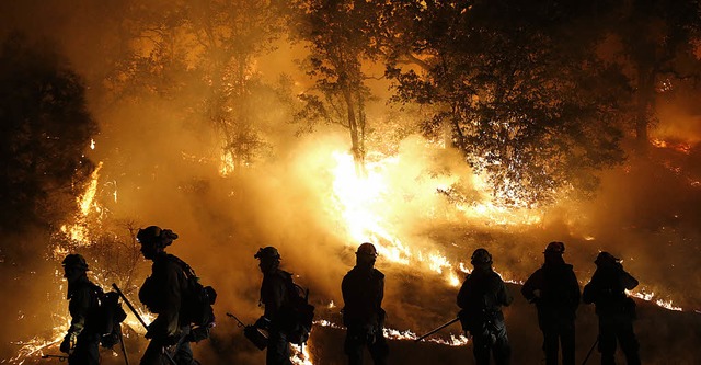 Inferno: Feuerwehrmnner versuchen in ...ifornien, der Flammen Herr zu werden.   | Foto: AFP