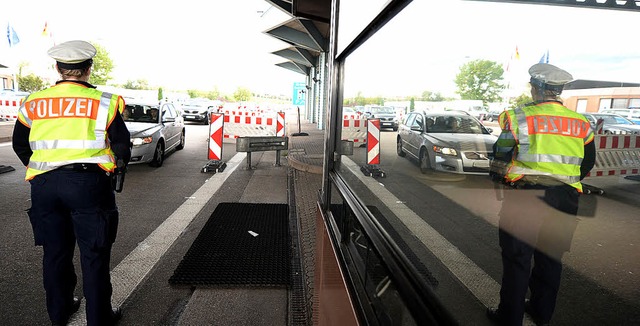 Auch auf der A 5 bei Weil am Rhein wur...reisende aus der Schweiz kontrolliert.  | Foto: dpa