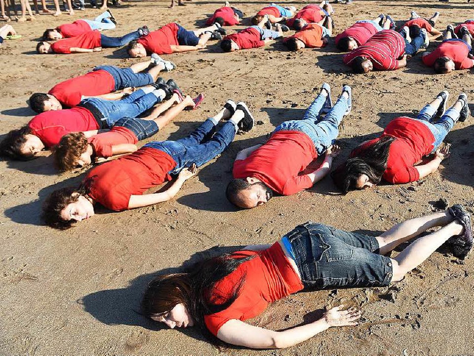 Ein Bild rttelt auf: Marokkaner erinn... das Schicksal des ertrunkenen Aylan.   | Foto: afp